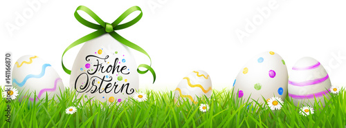 Beschriftetes Osterei mit grüner Schleife, bunt bemalten Ostereiern und Blumenwiese - Frohe Ostern