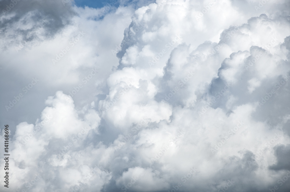 Obraz premium White clouds in the blue sky