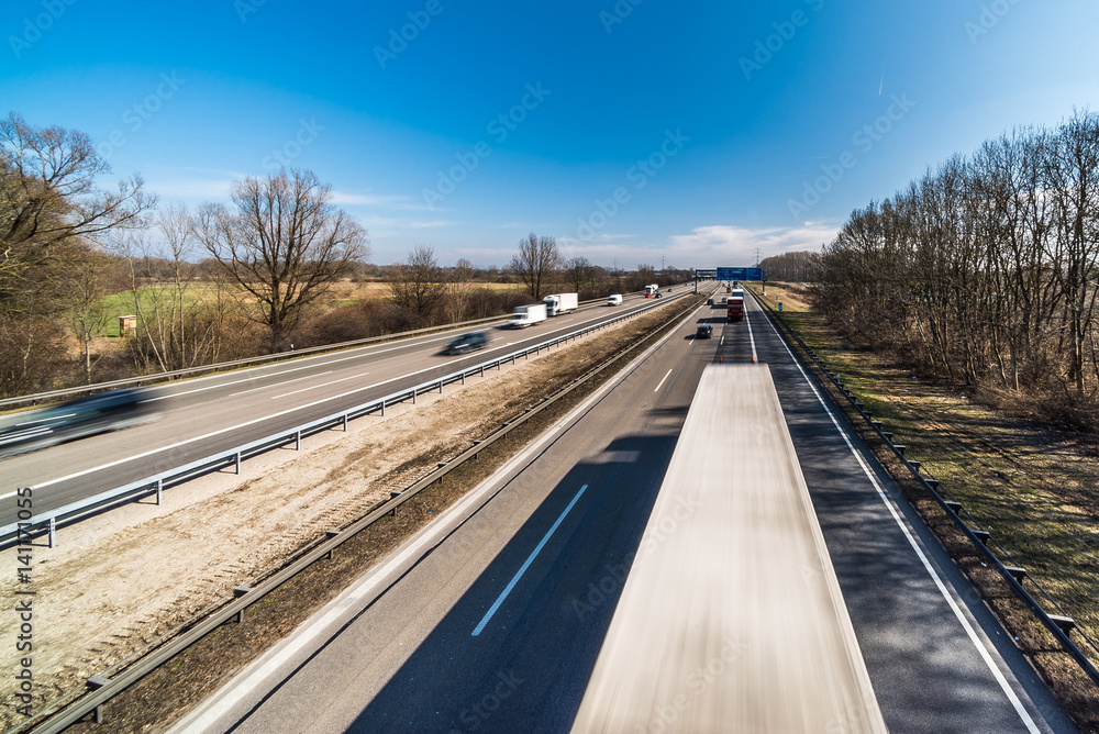 Fernverkehr auf der Autobahn A99 bei München