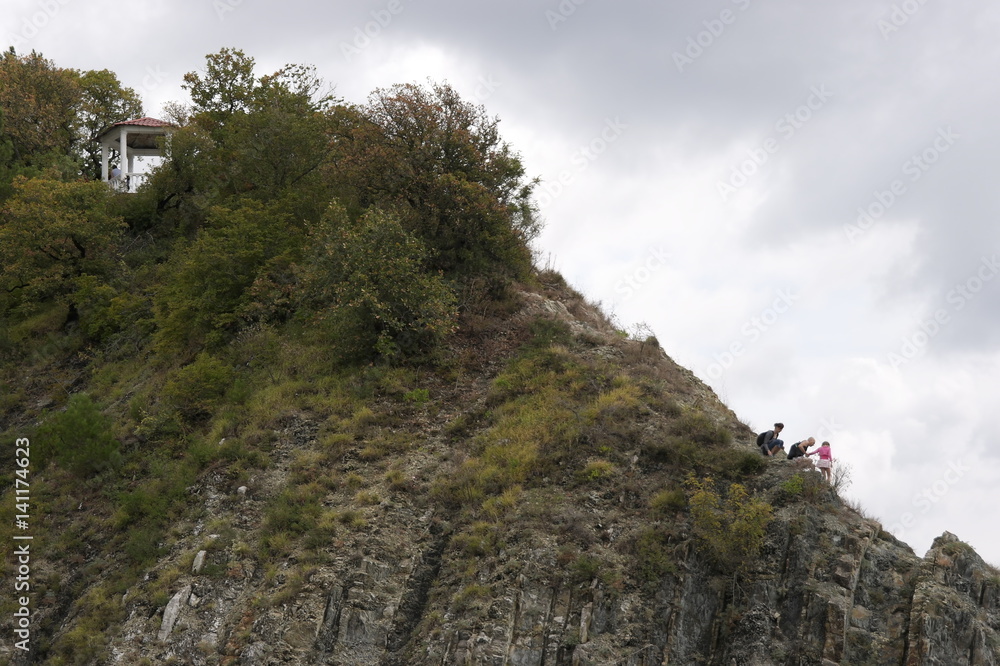 Люди спускаются по склону холма