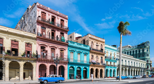Die Hauptstraße in Havanna „Calle Paseo de Marti“ mit alten restaurierten Häuserfronten und Oldtimer auf der Straße © Knipsersiggi