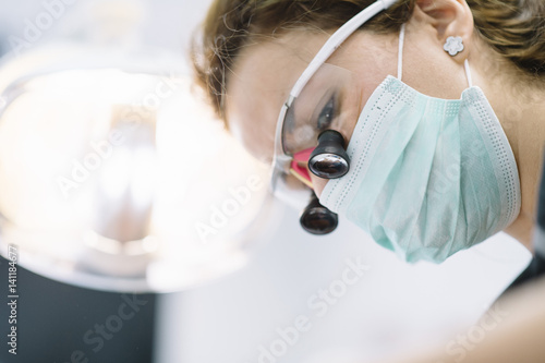 Dentists with a patient during a dental intervention.