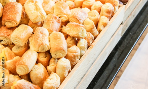 Obraz na płótnie Mini danish bread in the wood box w salonie