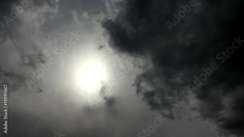 暗雲立ち込める空