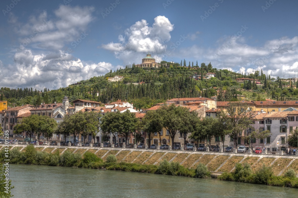 Verona, Blick über die Etsch zum Kloster Santuario della Madonna di Lourdes