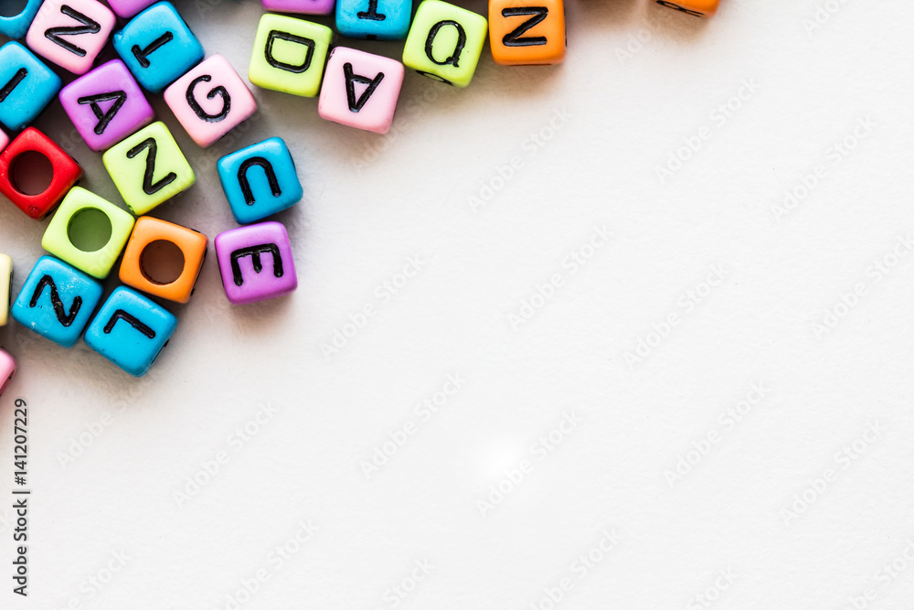 Obraz premium the sliced and leaf of fresh aloe vera on wooden plate , natural clear gel as the star beauty ingredient for skin care