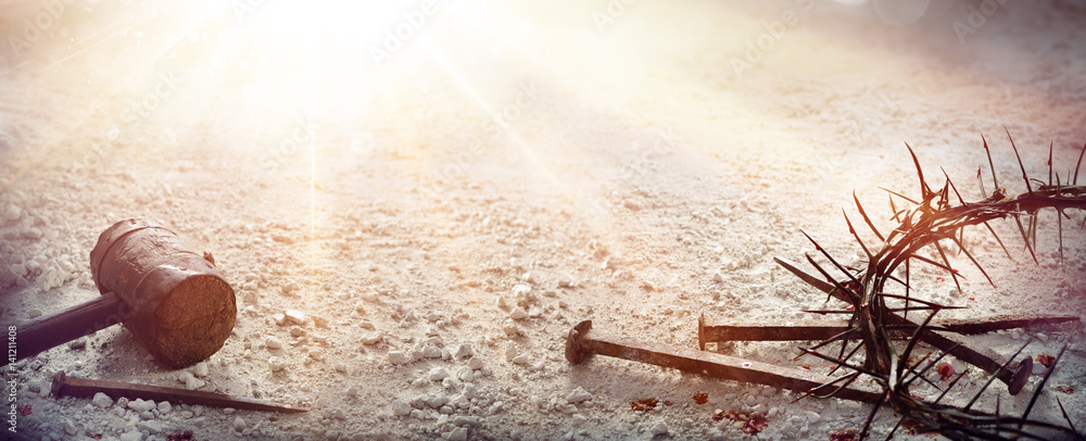 Fototapeta premium Pasja Jezusa Chrystusa - młot i zakrwawione paznokcie i korona cierniowa na suchym podłożu