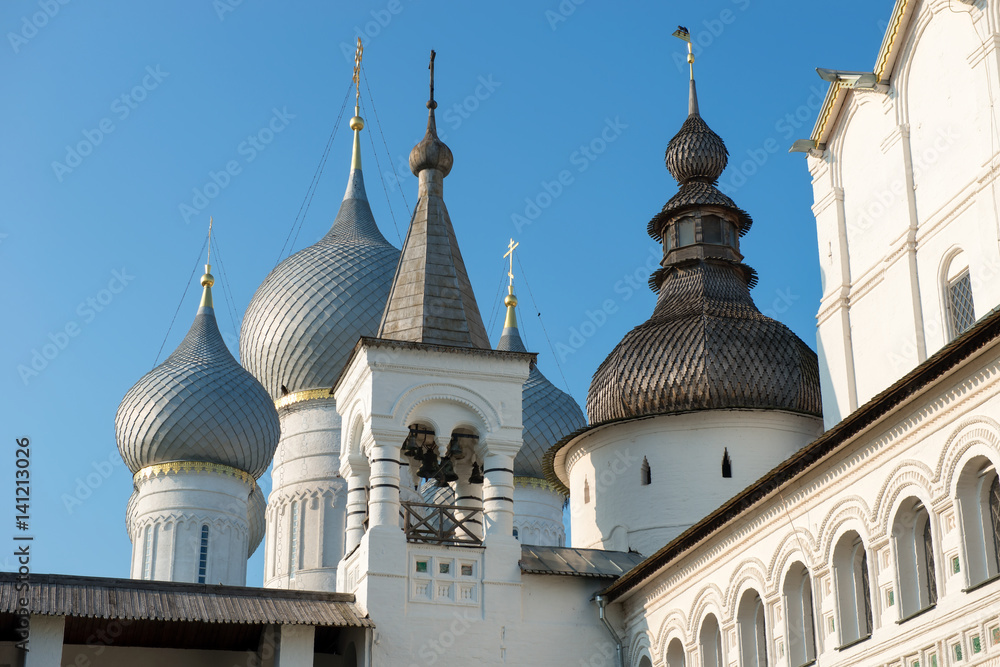 Obraz premium The main entrance in the Dormition Cathedral in Kremlin of Rostov the Great as part of The Golden Ring's group of medieval towns of the northeast of Moscow, Russia.