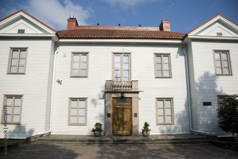 Fasade eines weißen skandinavischen Holzhauses in Helsinki, Finnland