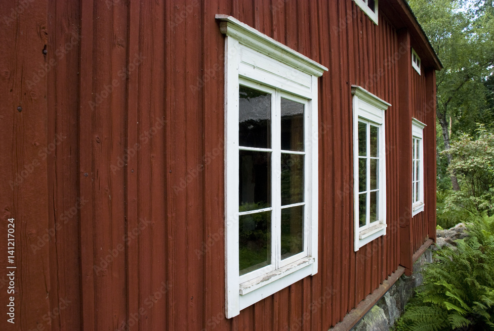 Fassade eines typisch skandinavischen roten Holzhauses