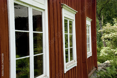 Fassade eines typisch skandinavischen roten Hauses aus Holz
