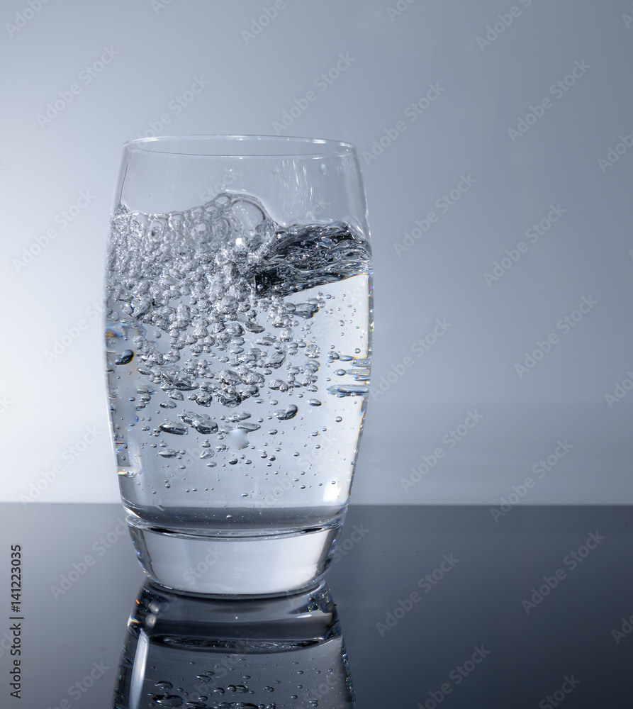 Wasser Als Sprudelwasser Oder Mineralwasser Im Glas Zum Trinken Als Wasser Als Sprudelwasser Oder Mineralwasser Im Glas Zum Trinken Als