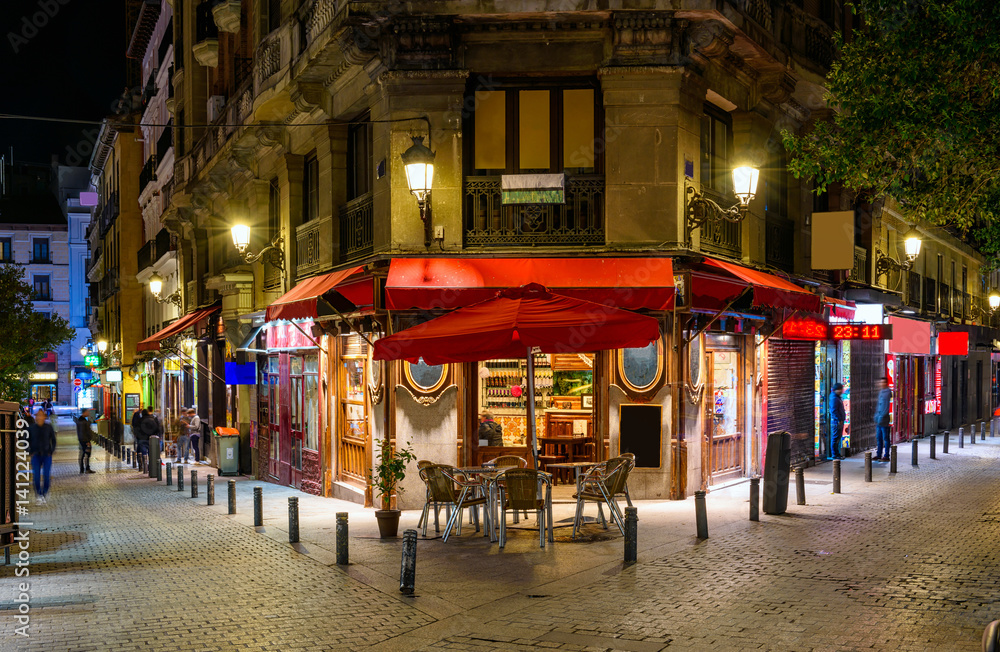 Naklejka premium Nocny widok starej, przytulnej ulicy w Madrycie, Hiszpania