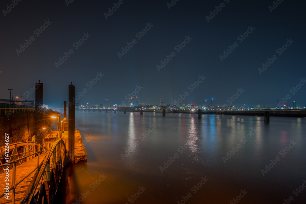 Spiegelungen im Hamburger Hafen bei Nacht