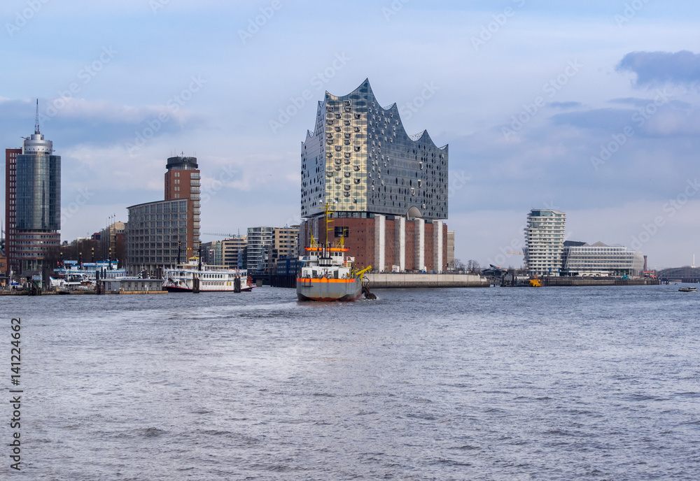 Fototapeta premium Hamburg bei Tag mit Elbe und Schiffen