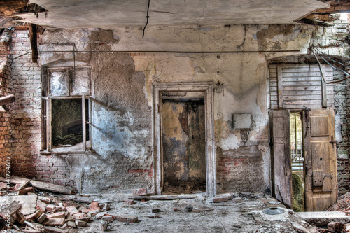 Canvas Print Door and window in old, abandoned and crumbling building