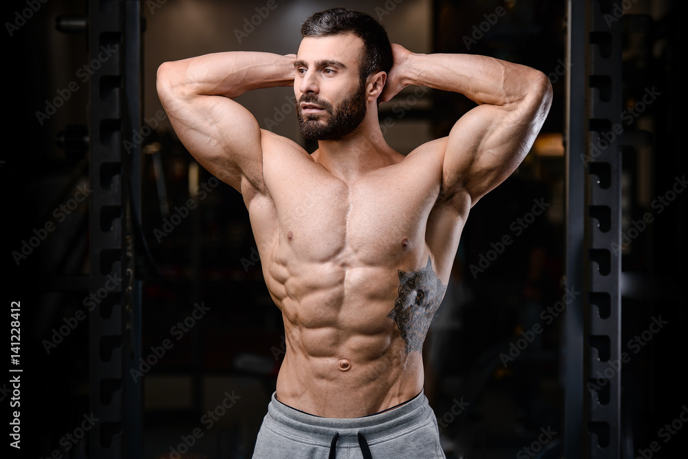 Fototapeta premium Kaukaski sexy model fitness w siłowni bliska abs.