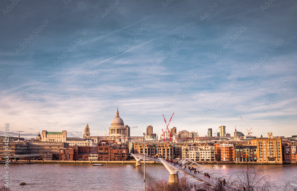 Fototapeta premium London skyline on a sunny spring day