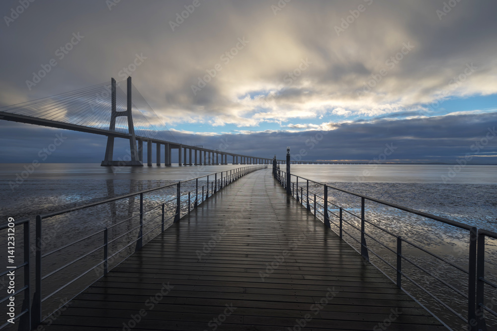 Obraz premium Widok na most Vasco da Gama, Lizbona, Portugalia