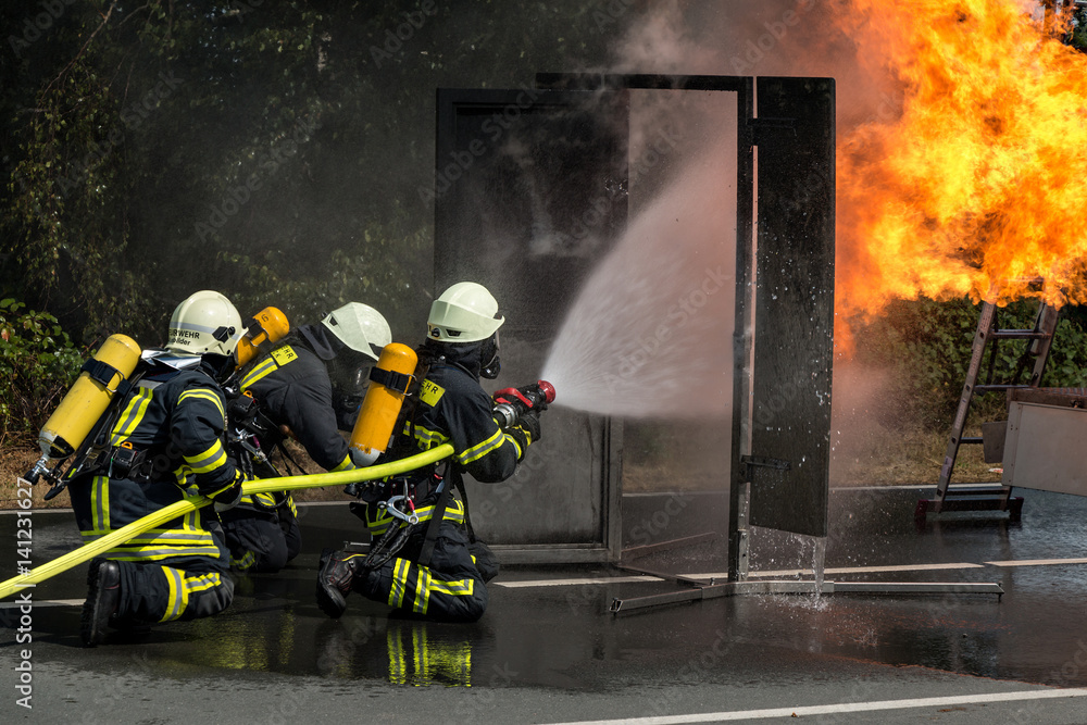 Fototapeta premium Feuerwehrmänner, Feuerwehr bei der Brandbekämpfung