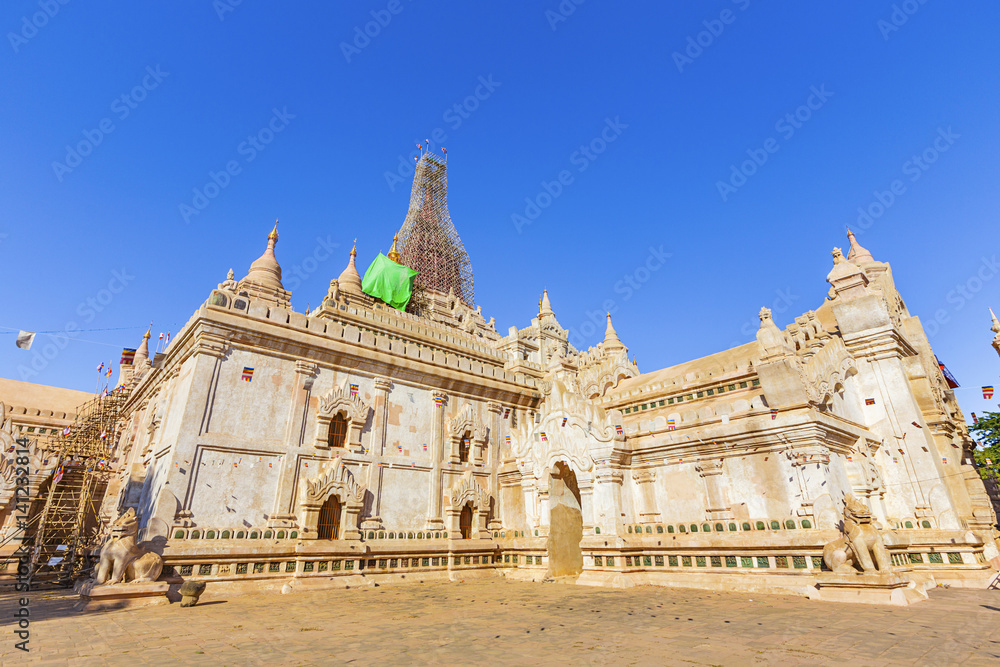 Obraz premium Bagan buddha tower at day