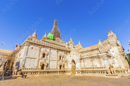 Bagan buddha tower at day © Cozyta