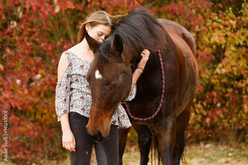 Freundschaft Mädchen mit Pferd