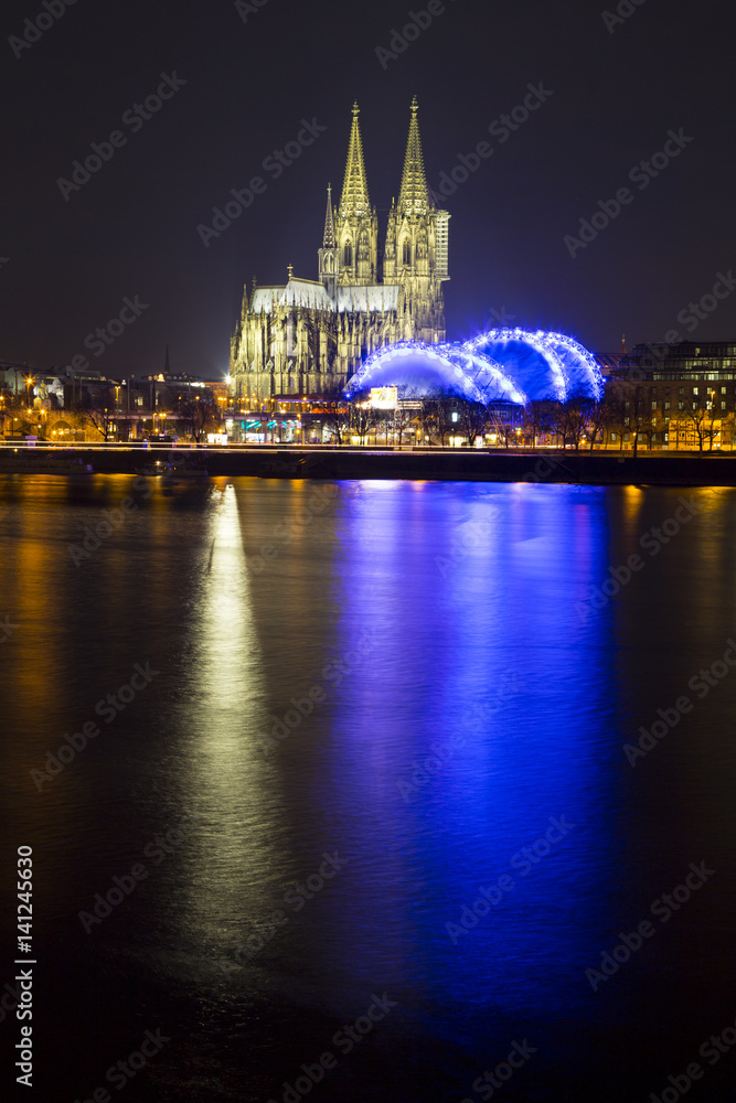 Obraz premium Cologne Cathedral (German: Kolner Dom, officially Hohe Domkirche St. Peter und Maria) across the Rhine, Germany, at dusk