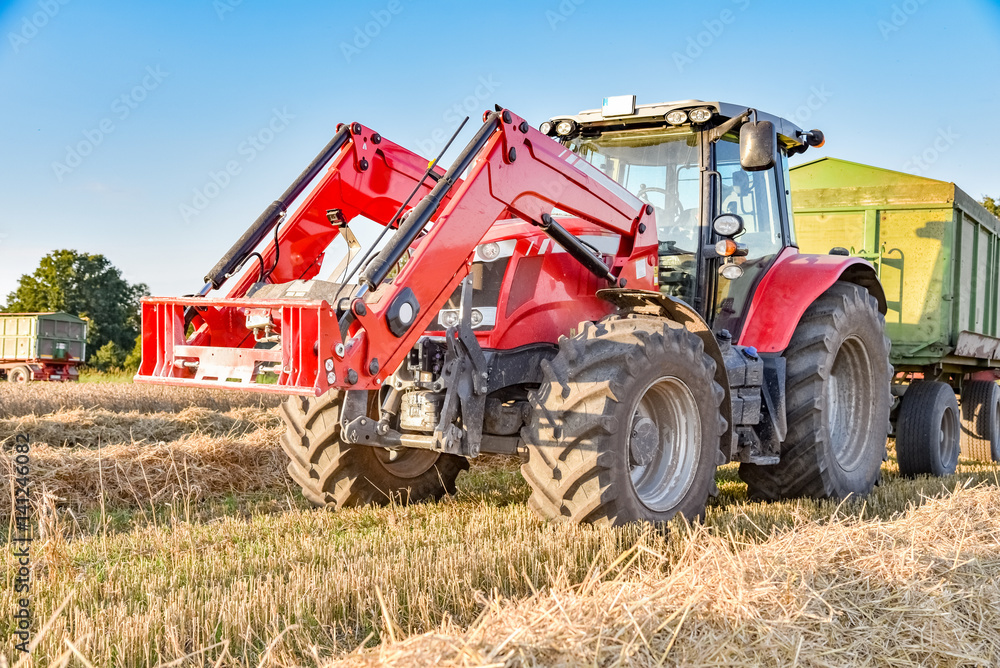 Abtransport des Getreides durch Trecker und Anhänger, HDR Abtransport des Getreides durch Trecker und Anhänger, HDR