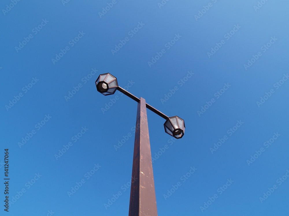Fototapeta premium 青空と街灯
