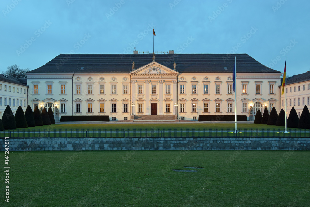 Schloss Bellevue in der blauen Stunde Schloss Bellevue in der blauen Stunde