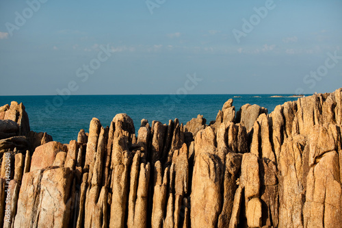 rochers pointus au bord de la mer
