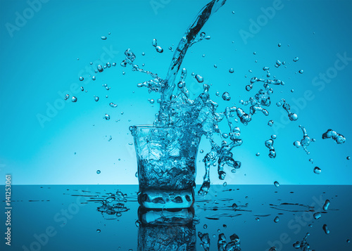 Valokuva Сreative splashing water in the glass