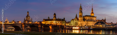 Panorama Altstadt Dresden in der Abendd  mmerung - Canalettoblick