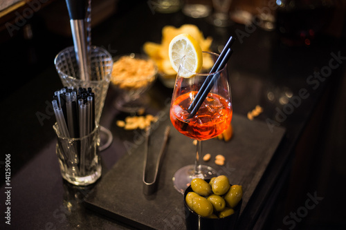 preparazione cocktail con vari stuzzichini 