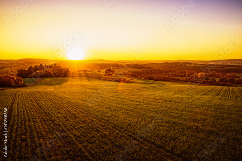 Sonnenuntergang über Feld