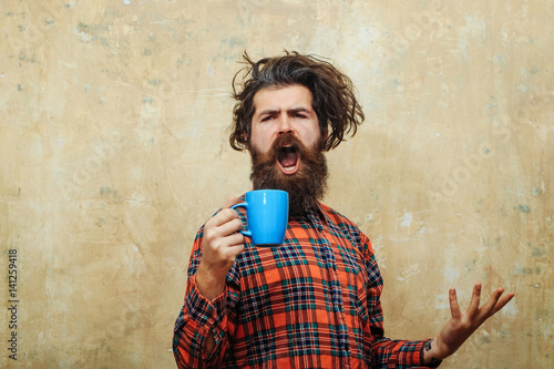 Fotografie, Obraz singing bearded man pulling stylish fringe hair with blue cup