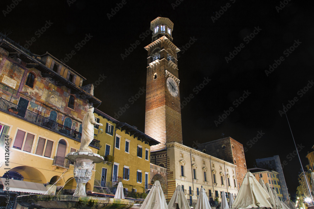 Obraz premium Night view of Lamberti clock tower, Verona, Italy.