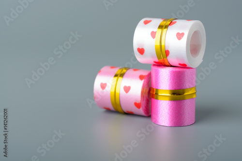 Decorative ribbon for decorating boxes with gift