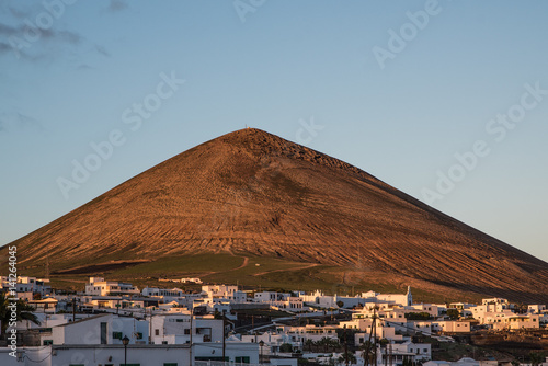 Paesaggio desertico di sabbia vulcanica nel Parco Nazionale di Timanfaya in Lanzarote - Canarie   © Gioco