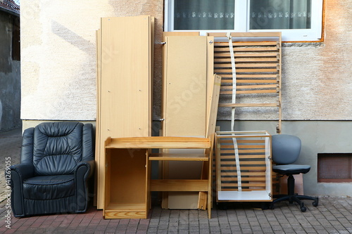 Quadro su tela Sperrmüll auf der Straße bereit zur Abholung