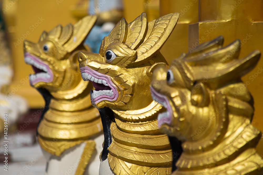 Fototapeta premium Myanmar - Shwedagon Pagode - Drachen