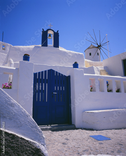 Tür und Windmühle auf Santorin