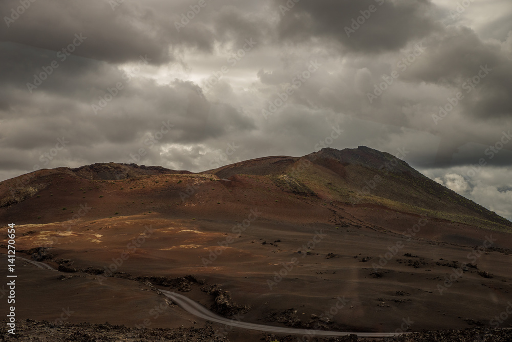 Paesaggio desertico di sabbia vulcanica nel Parco Nazionale di Timanfaya in Lanzarote - Canarie
