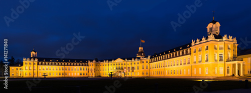 Schloss Karlsruhe zur blauen Stunde