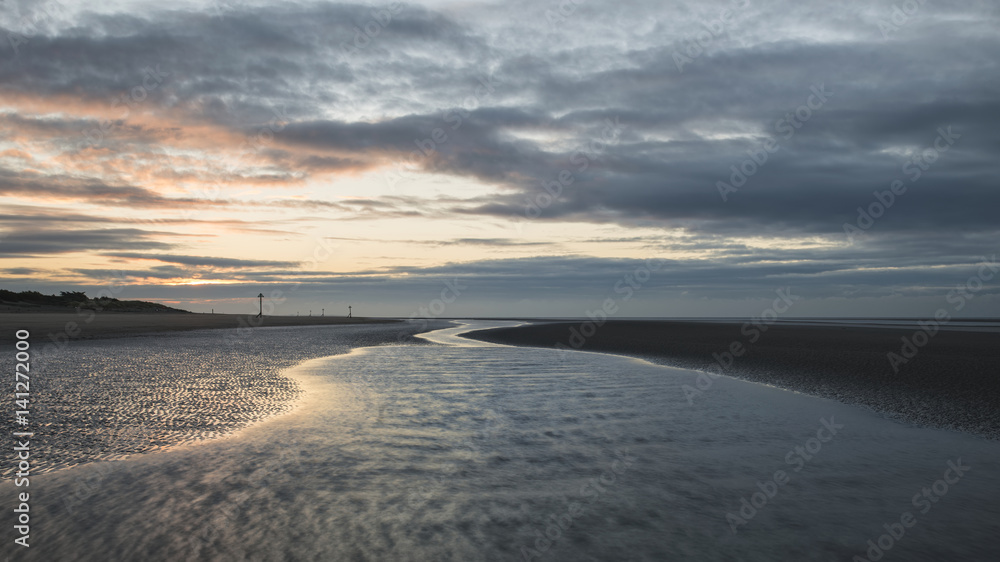 Obraz premium Stunning colorful Winter sunrise over low tide beach