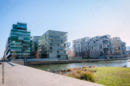 Immeubles près des Jardins Aquatiques dans le quartier de Confluence à Lyon photo
