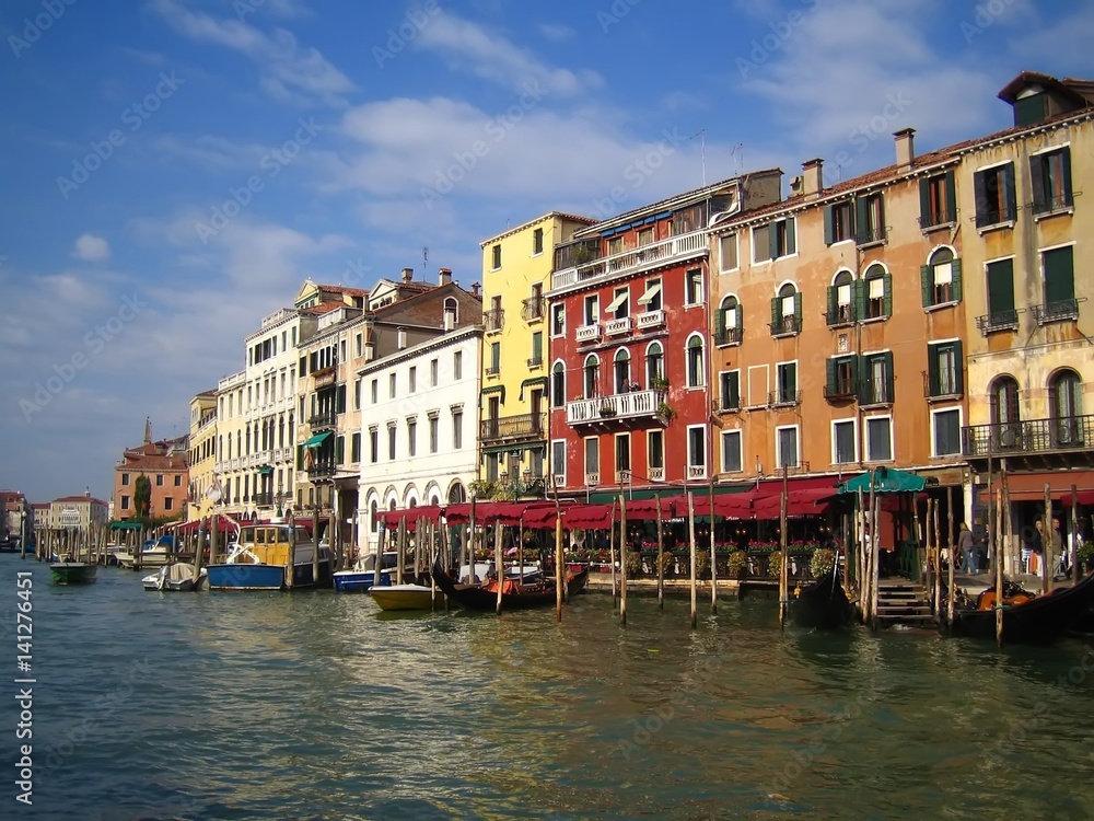 Venise, palais colorés au bord du Grand Canal (Italie)