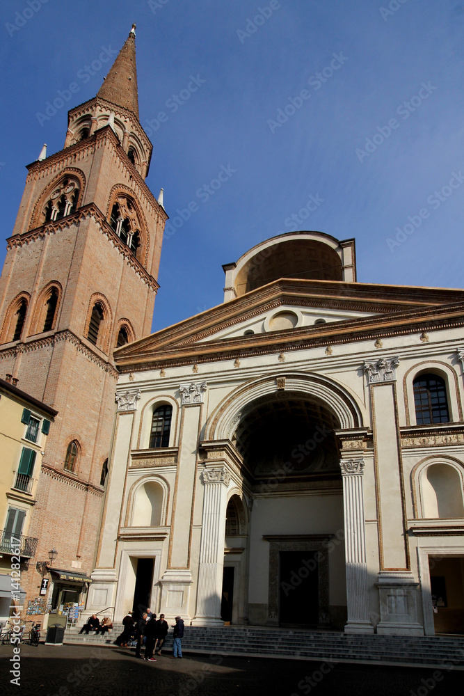Mantova; campanile e facciata della chiesa di Sant'Andrea