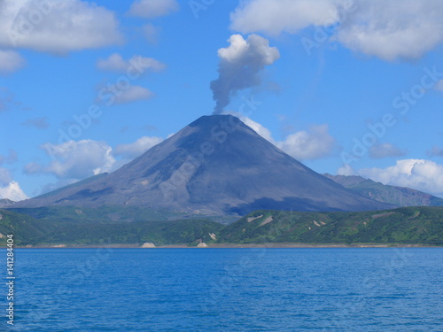 Volcán sobre el lago
